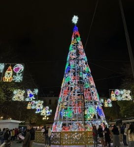 Árbol de navidad en la Plaza Bib-Rambla en Granada